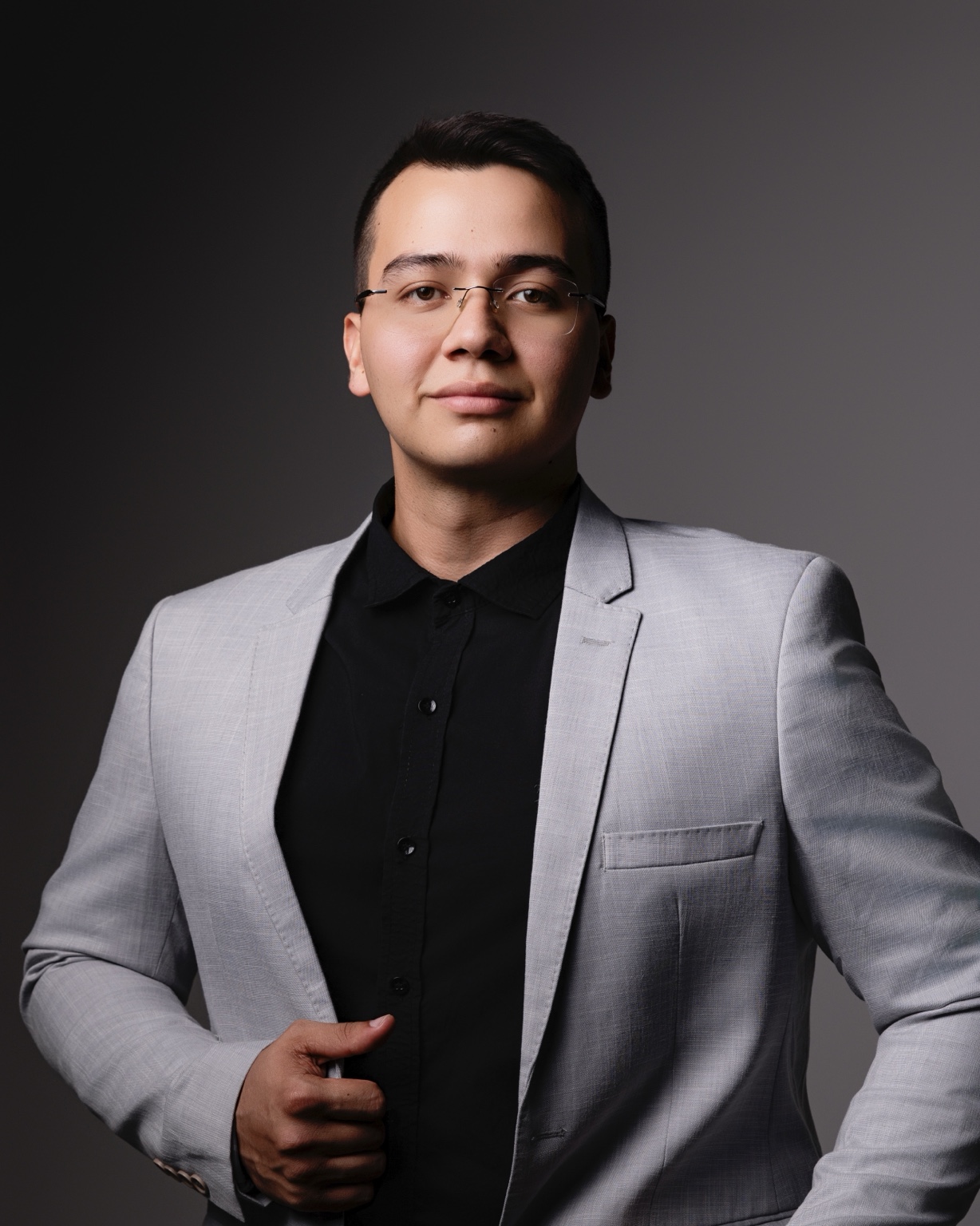 Dr. Diego Portella vestindo blazer cinza
