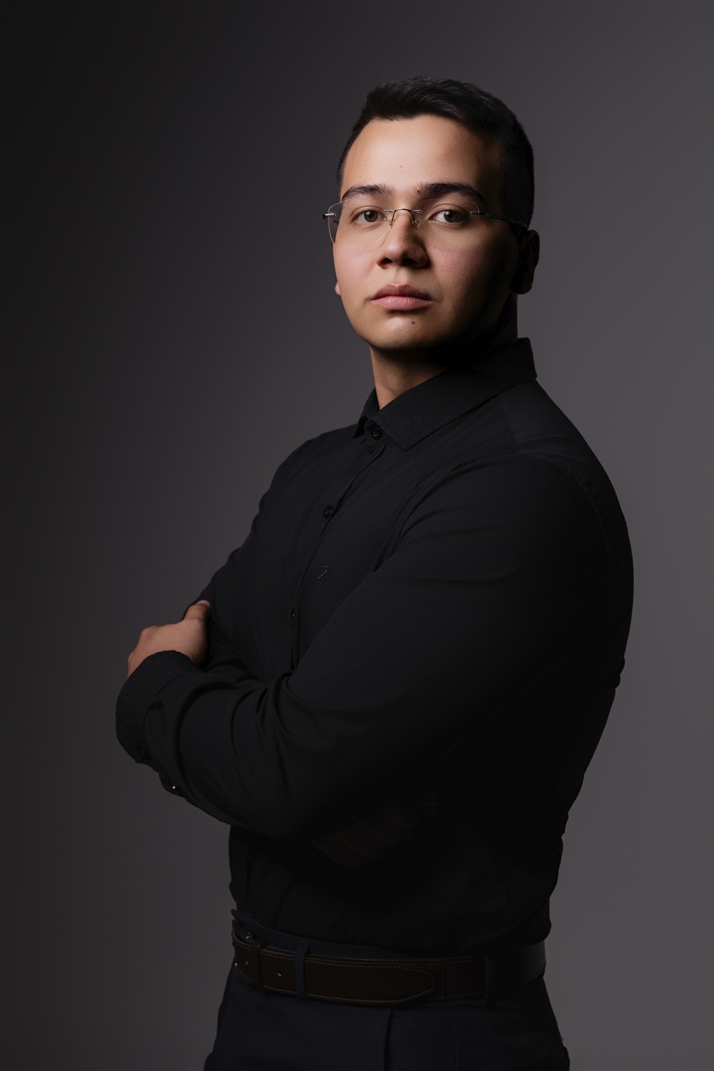 Dr. Diego Portella em retrato profissional, de braços cruzados
